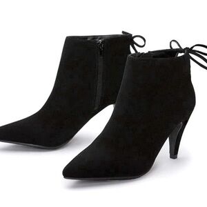 FASHARE : Gently used , W 8.5 black kitten heel ankle boots